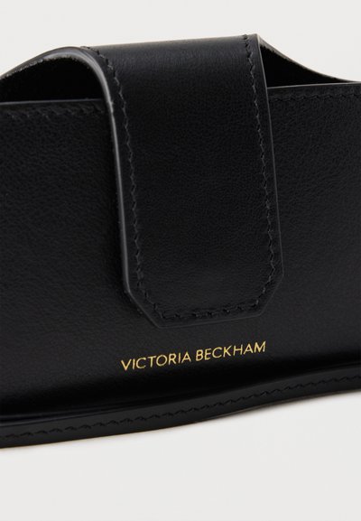 Μαύρη δερμάτινη θήκη για γυαλιά με ραμμένη πλαϊνή και χρυσό λογότυπο Victoria Beckham στο μπροστινό μέρος.