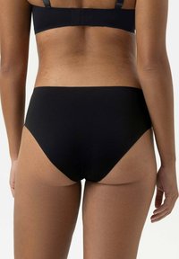 Bikini bottoms neri in cotone misto con una trama liscia e copertura moderata, dotati di vita a media altezza e bordi senza cuciture.