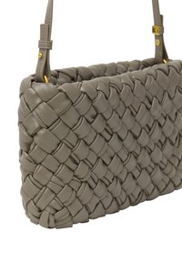 Vævet læder handbag i grå med rektangulær form, der har et struktureret mønster og hardware-accents i guldfarve på stropperne.