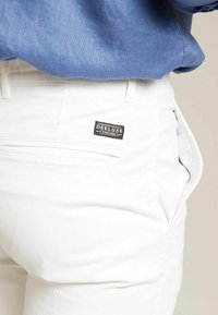 Non sélectionné, white