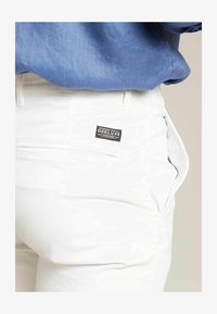 Sélectionné, white