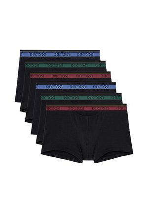 Sei paia di boxer neri da uomo impilati, ciascuno con un elastico in vita di colore diverso in blu, verde o rosso con il marchio HOM.