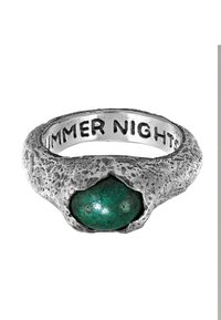 Ring av sterling silver med en texturerad band, prydd med en slät, rund grön sten i en naturlig, organisk design. "Sommarkvällar" ingraverat inuti.