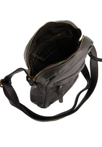Černá kožená crossbody taška se zipovým uzávěrem, hladkým povrchem, nastavitelným popruhem a vnitřní kapsou se zipem.