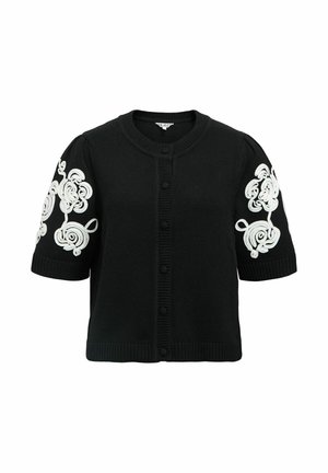 Schwarze kurzärmelige Strickjacke mit rundem Halsausschnitt, Knöpfen vorne und weißen Blumenstickereien an beiden Ärmeln.