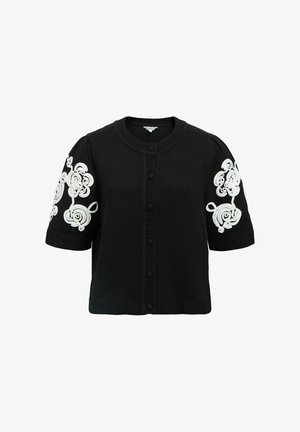 Schwarze kurzärmelige Strickjacke mit rundem Halsausschnitt, Knöpfen vorne und weißen Blumenstickereien an beiden Ärmeln.