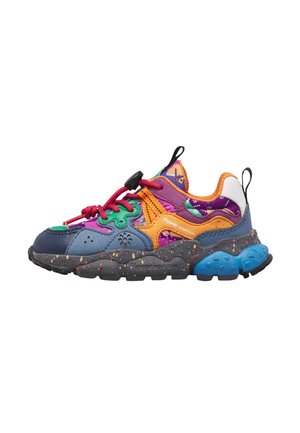 Sneaker colorata con pannelli arancioni, viola, blu e verdi, lacci rossi con fermaglio nero, suola nera maculata e linguette sul tallone e sulla linguetta.