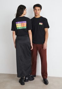 Tommy Jeans TJM REG SUMMER FLAG TEE EXT - T-shirt con stampa - black