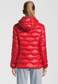 Rød puffy jakke med hætte, med et kviltet mønster og blank overflade. Inkluderer elastiske manchetter og lynlås foran.