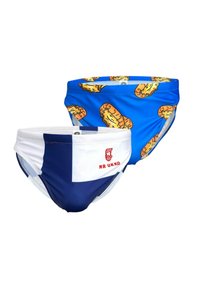 Deux paires de slip de bain pour hommes. L'une est bleue avec des motifs de croissants orange ; l'autre a un design en blocs bleu marine et blanc avec une marque rouge.
