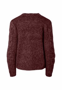 Burgundy stickad tröja med strukturerade kabelstickade ärmar och rund halsringning. Tyget verkar tjockt och varmt, lämpligt för kallare väder.