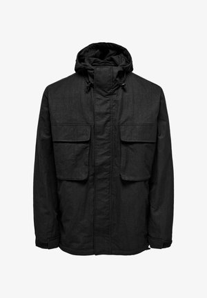 Schwarze Jacke mit Kapuze, zwei großen Fronttaschen und einem strukturierten Stoff. Sie hat eine gerade Silhouette und verstellbare Manschetten.