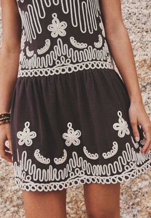 Next, REGULAR FIT - EMBROIDERED TAPEWORK MINI DRESS . - Hverdagskjole - chocolate brown