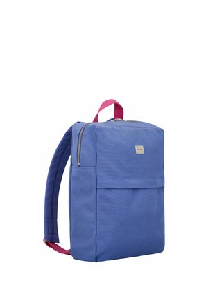 Sininen suorakaiteen muotoinen reppu, jossa on vaaleanpunainen kahva ja olkahihnat, etutasku ja ylhäältä vetoketjulla suljettava aukko valkoista taustaa vasten.