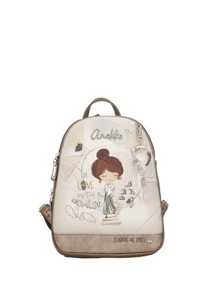 Zaino beige e marrone con illustrazione di una ragazza, scala, testi "Amore con la conoscenza" e "Apprendimento senza limiti" e portachiavi a forma di cuore.