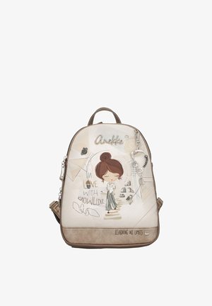 Zaino beige e marrone con illustrazione di una ragazza, scala, testi "Amore con la conoscenza" e "Apprendimento senza limiti" e portachiavi a forma di cuore.