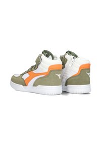 Sneakers alte color verde oliva e bianco, con dettagli arancioni, materiale scamosciato, colletto imbottito e suola in gomma bianca con dettagli a zip.