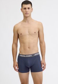 Tamno plave bokserice od mekog pamuka, sa širokim elastičnim pojasom na kojem je logo "JACK&JONES" u bijelim i narančastim slovima.