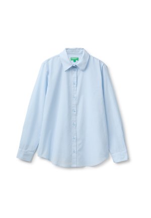 Camicia celeste chiara a maniche lunghe con bottoni e colletto, stesa su uno sfondo bianco.