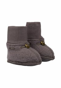 Bocanci gri din fetru cu o gleznă tricotată cu nervuri, accente decorative din bronz și o textură moale. Vârf rotund și detalii cusute.