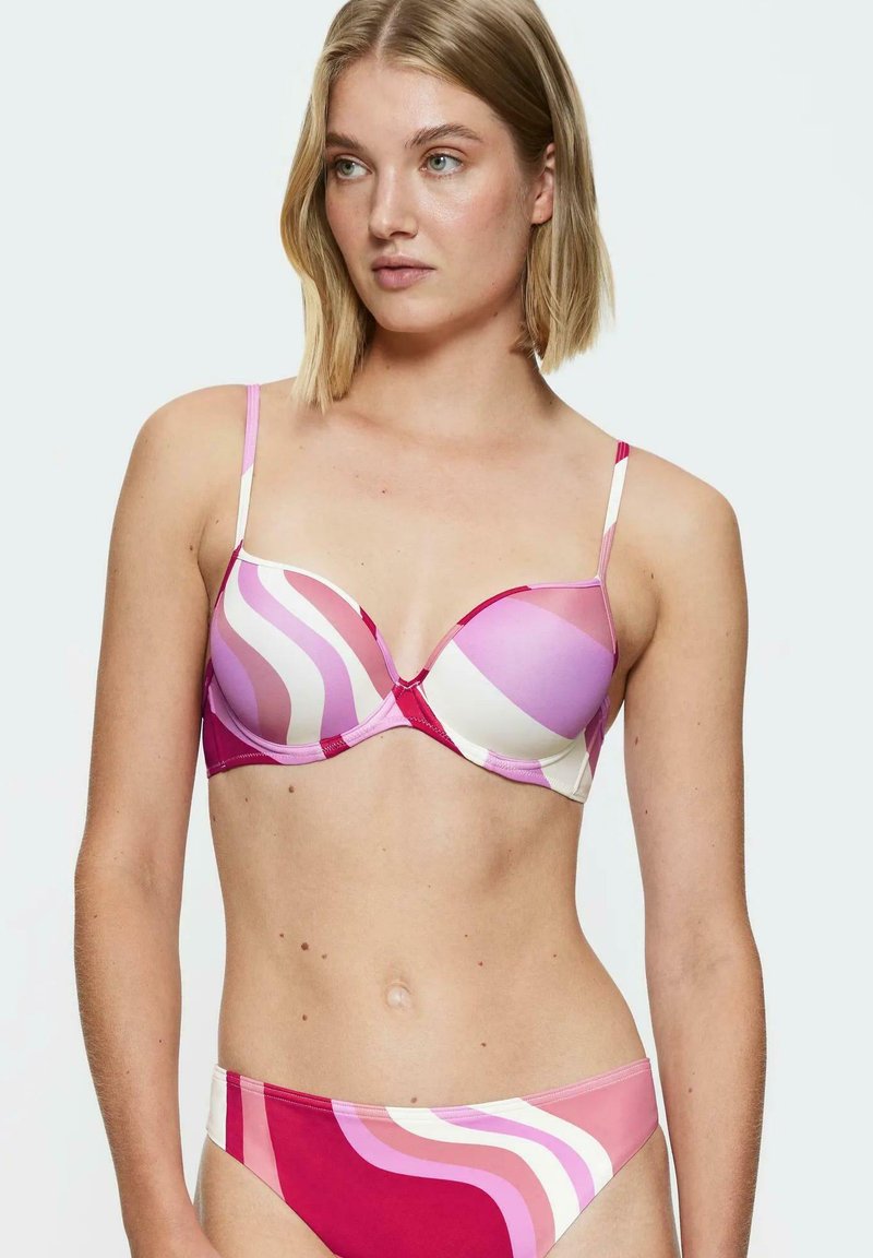 BH mit rosa-weißer Wellenmuster, gepolsterten Schalen, verstellbaren Trägern und passendem Bikini-Unterteil mit ähnlichem Design und Farbschema.