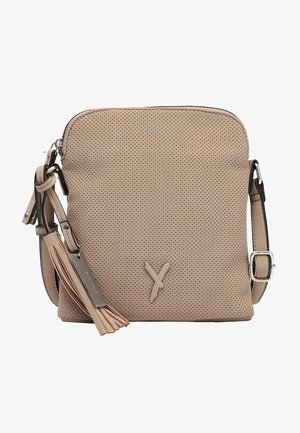 Bolso bandolera beige con textura perforada, correa ajustable, adorno de flecos y pequeño logo cosido en el frente.