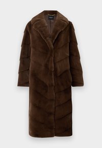 Cappotto lungo marrone in pelliccia sintetica con ampio colletto a risvolto e dettagli a zigzag, appeso su uno sfondo chiaro uniforme.