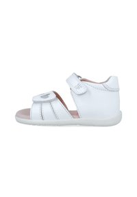 Sandalia de piel blanca con correas ajustables de Velcro, punta redondeada, interior suave y suela texturizada. Presenta costuras decorativas y recortes.