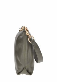 Borsa a mano in pelle verde oliva con dettagli in metallo dorato, chiusura con zip e tracolla removibile. Presenta una finitura testurizzata.