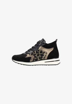 Zwarte en beige sneaker met een luipaardprint, gemaakt van suede en mesh materialen, een gebogen ontwerp, vetersluiting en een gevoerde zool.