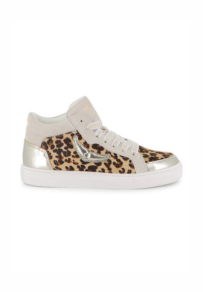 High-Top-Sneaker mit Leopardenmuster, metallic-goldenen Akzenten, Wildleder-Panels und weißer Gummisohle. Schnürsenkel in einem Überkreuzmuster.