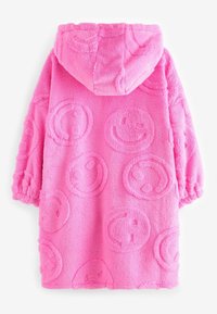 Peignoir à capuche rose flou présentant des motifs de visages souriants en relief, des poignets élastiques et une finition douce et texturée.
