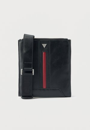 Čierna obdĺžniková crossbody taška so širokým čiernym nastaviteľným popruhom, červeným vertikálnym pruhom a malým strieborným trojuholníkovým logom.