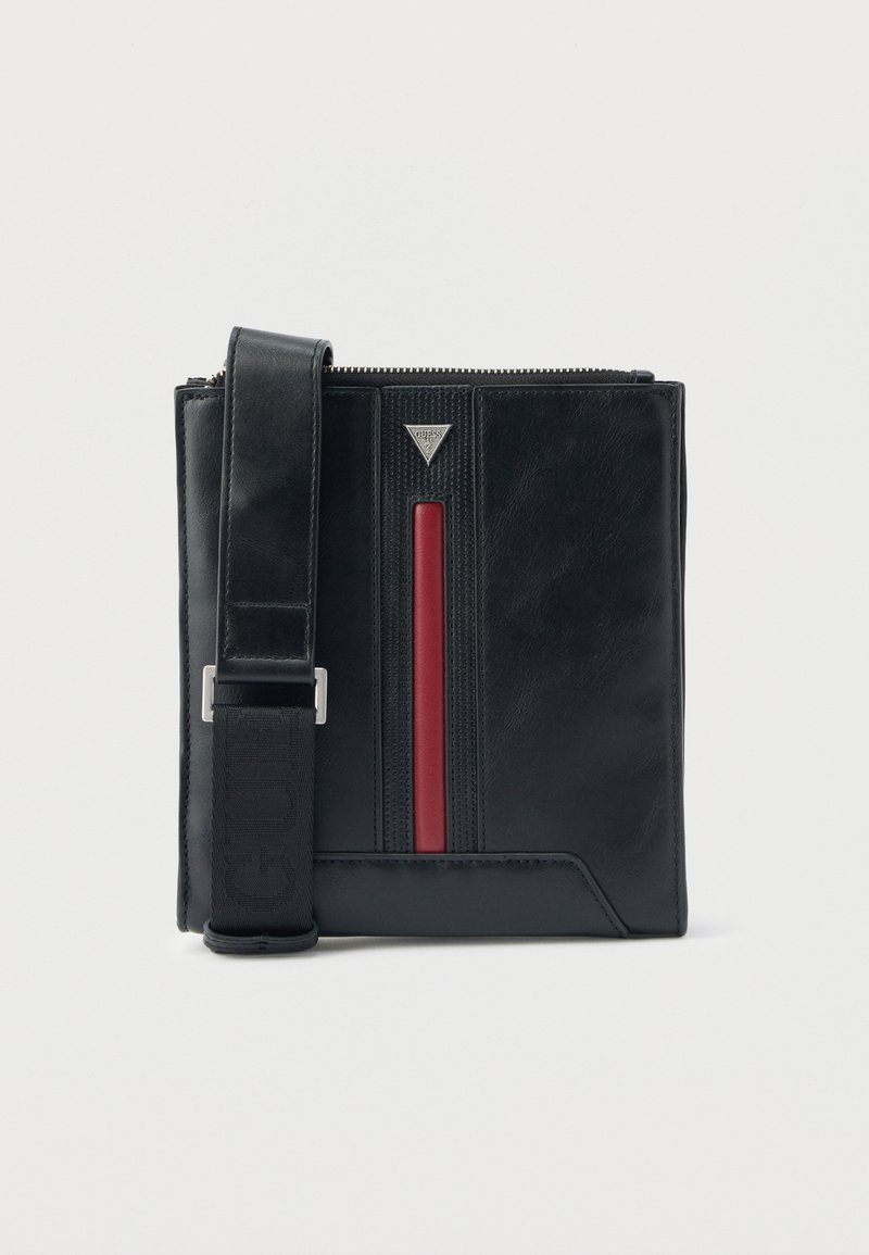 Μαύρη ορθογώνια τσάντα χιαστί με φαρδιά μαύρη ρυθμιζόμενη λουριά, κόκκινη κάθετη ρίγα και μικρό ασημί τρίγωνο λογότυπο.