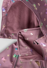 Lila Jacke mit Einhorn- und Schleifenmustern, ausgestattet mit einem weich gefütterten Fleecesaum am Kragen und einem Reißverschluss vorne.