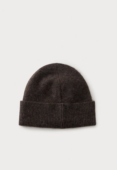 Bonnet en laine tricotée gris foncé avec revers plié, isolé sur un fond gris clair.