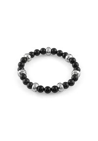 Braccialetto con perline nere che presenta pietre nere lucide e accenti in metallo argentato, disposti alternativamente con forme lisce e arrotondate.