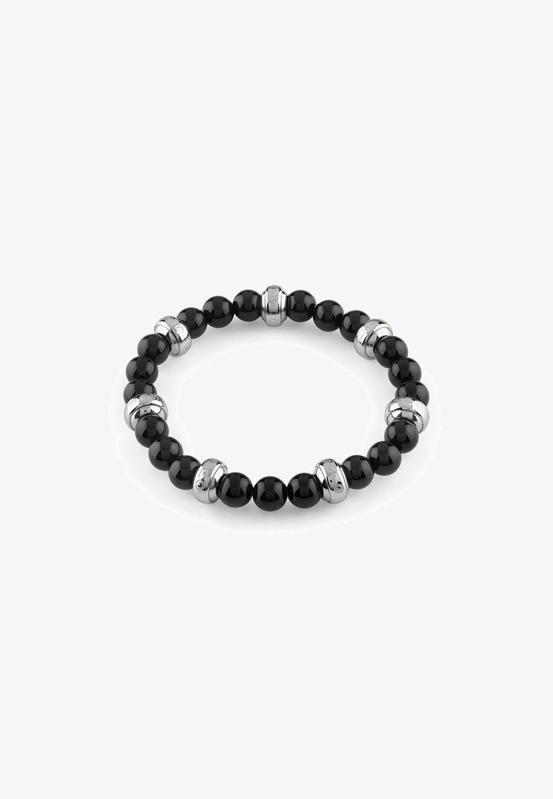 Bracciale di perle nere con anelli d'argento equidistanti incisi con lettere, disposti in un motivo circolare su uno sfondo bianco.