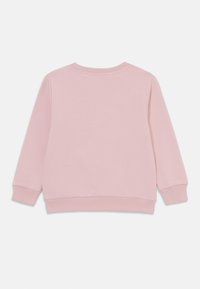 Felpa rosa chiaro con maniche lunghe, colletto e polsini a costine. Texture morbida, design semplice e senza loghi o motivi visibili.