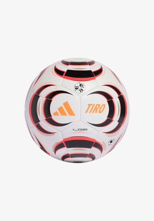 Biała piłka nożna Adidas Tiro z czarnymi i czerwonymi zakrzywionymi wzorami oraz pomarańczowym logo Adidas i napisem „TIRO”.