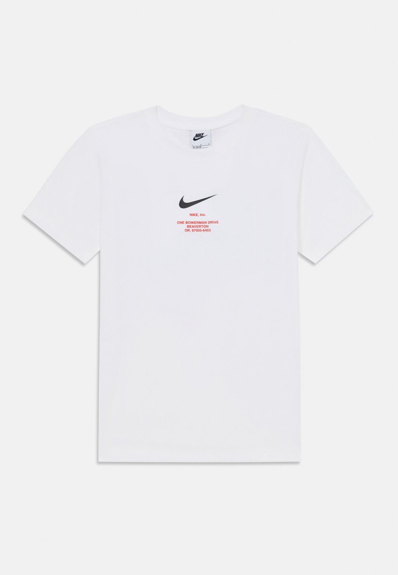 Balta kokvilnas T-kreklu ar melnu Nike logotipu un sarkanu tekstu priekšpusē, apaļā kakla dizains, īsas piedurknes un standarta piegriezums.