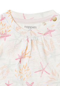 Korte mouwen top van lichte stof met een geplooide halslijn, voorzien van een patroon van zeesterren en bladeren in roze, oranje en beige tinten.