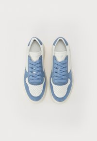 Blå og hvite sneakers laget av semsket skinn og perforert lær. Har en rund tå, flate lisser og en teksturert gummisåle. Minimal merking.