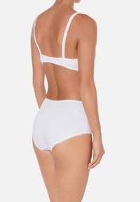 Ensemble de lingerie blanche comprenant un bralette sans coutures avec des bretelles réglables et des culottes taille haute. Tissu doux avec une texture lisse, design minimaliste.