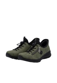 Scarpe in suede verde con dettagli neri, dotate di cerniera laterale, punta rotonda e suola in gomma texturizzata. I lacci sono regolabili per una vestibilità ottimale.