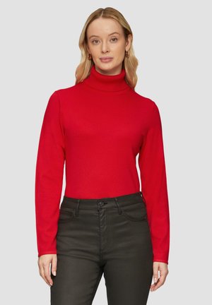 Czerwony sweter z golfem wykonany z dzianiny, z długimi rękawami, w zestawieniu z ciemnymi spodniami. Projekt charakteryzuje się dopasowaną sylwetką i gładką teksturą.