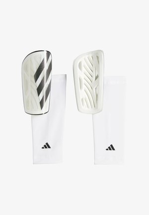 Weiße Fußballschienbeinschoner mit strukturierten, gemusterten schwarzen Akzenten und weißen Ärmeln, die das Adidas-Logo zeigen. Glattes und leichtes Design.