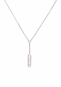 Collier en argent avec un pendentif hexagonal à la surface lisse et irisée. La chaîne est délicate et entrelacée.