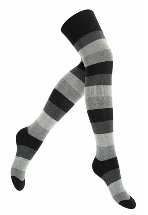 Chaussettes hautes rayées en noir, gris foncé et gris clair. Présentent des rayures horizontales alternées et une bande supérieure extensible.