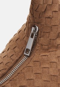 Gina Tricot BRAIDED - Mala de mão - camel